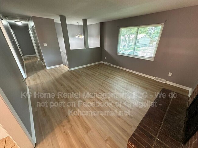 Building Photo - 424 NE Lakeview Dr