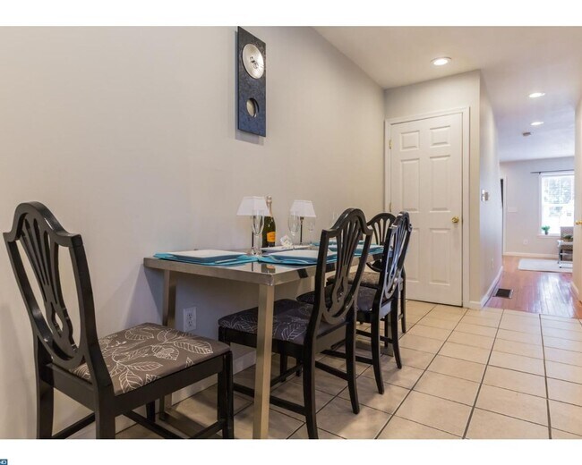 Building Photo - Point Breeze Townhome
