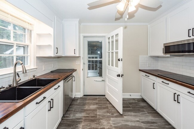 Building Photo - 6 Bedroom, 2.5 Bath House in Drayton on th...