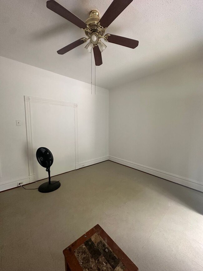 Building Photo - Amazing 2 Bedroom 1 Bathroom Home