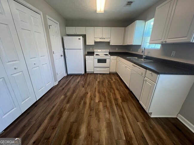 Building Photo - 309 Goldenrod Dr