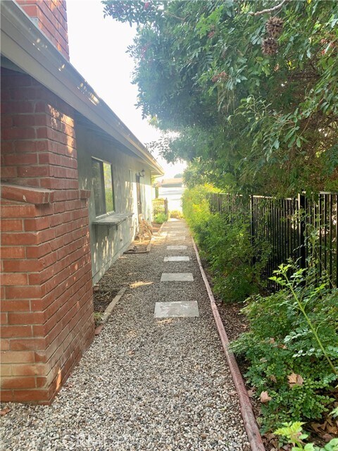 Building Photo - 23211 Meadowbrook Cir