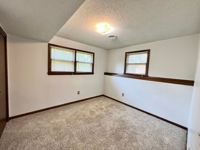 Building Photo - 4 Bedroom, 3 Bath walking distance to Amanda Arnold Elementary!