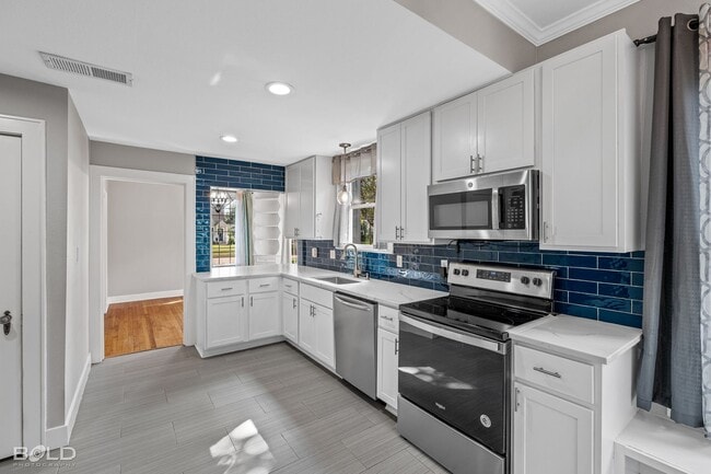 Building Photo - Check Out this 3 bed 2 bath!!
