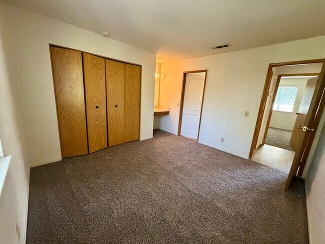 Building Photo - 1717 Bramble Pl
