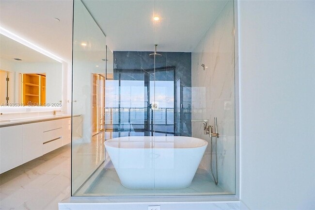 Building Photo - 700 NE 24th St