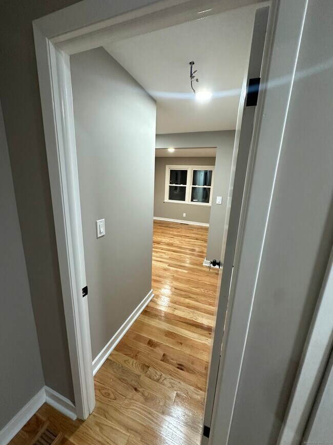 Building Photo - 56 Victor St