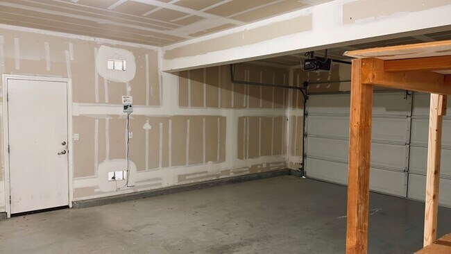 Building Photo - Full Bedroom and Bathroom Downstairs