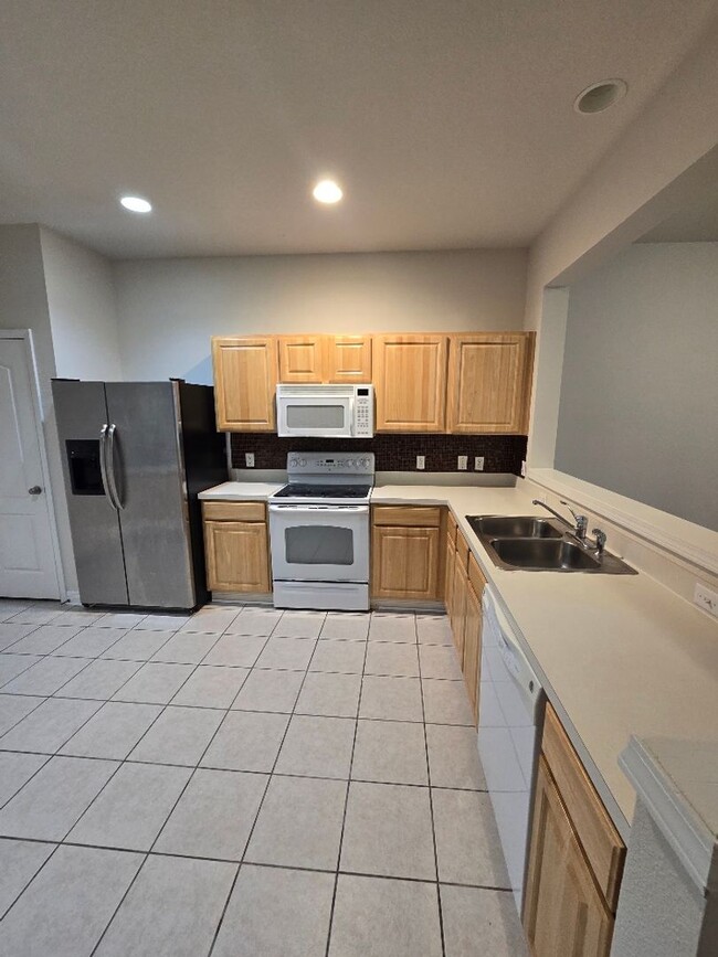 Building Photo - Beautiful 3 Bedroom 2.5 Bath in Riverview