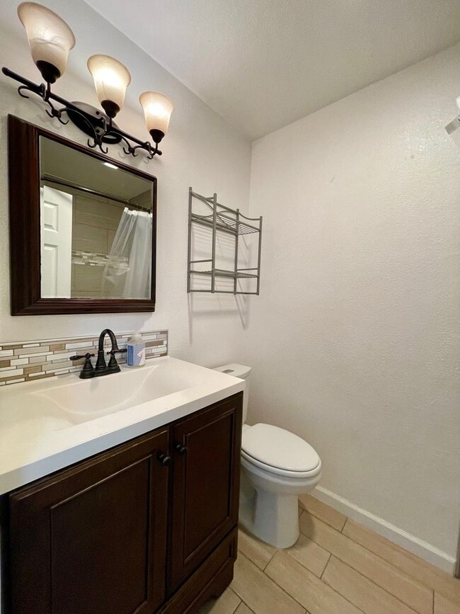 Building Photo - Single Story Condo on ground floor located...