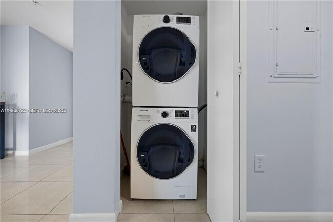 Building Photo - 3250 NE 1st Ave