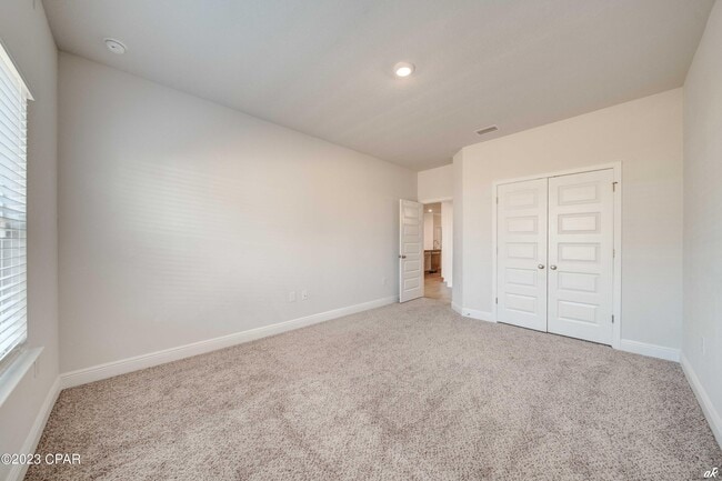 Building Photo - 204 Martingale Lp