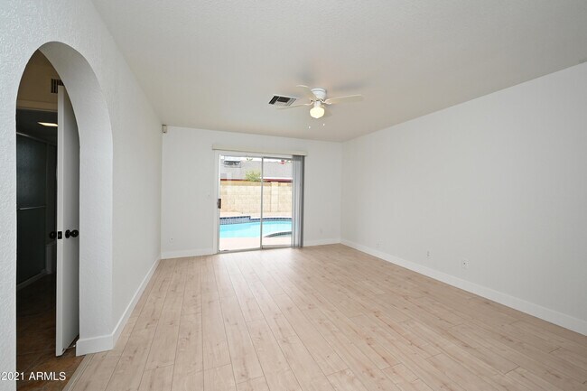 Building Photo - 7301 W Canterbury Dr