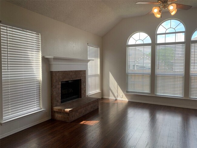 Building Photo - 4725 Park Bend Dr