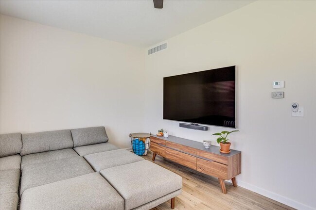 Building Photo - BEAUTIFUL 5 BEDROOM HOME  WITH LAKE VIEW A...