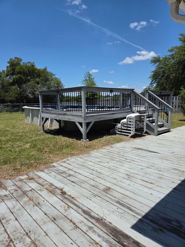 Building Photo - 3 Bedroom 2 bath fenced back yard in a quiet neighborhood!!