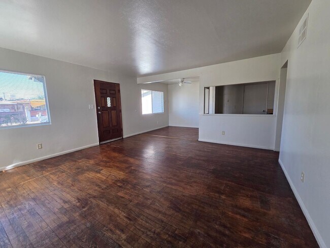 Building Photo - Newly available