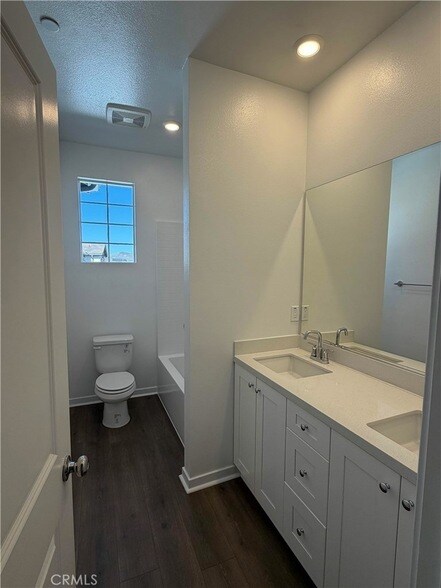 Building Photo - 32879 Manhattan Ave