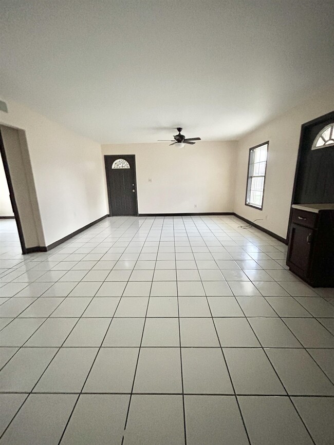 Building Photo - 1740 Gladiola Ln