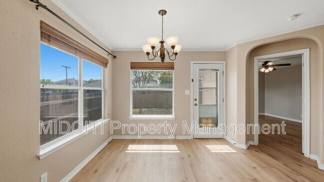 Building Photo - 2432 Medina Dr