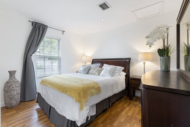 Guest room #2 (queen bed) - 25 NW 95th St