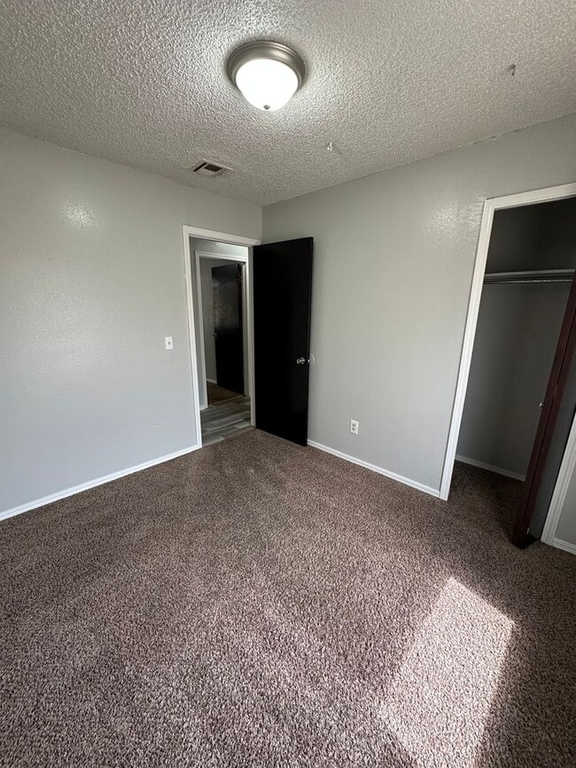 Building Photo - Nice 3bed, 1 1/2 bath. 2 car garage