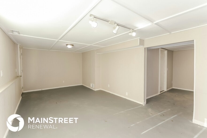 Building Photo - 4135 N Spruce Ave