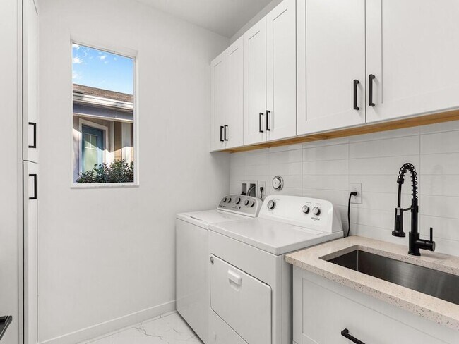 Building Photo - 11828 SW Lyra Dr.