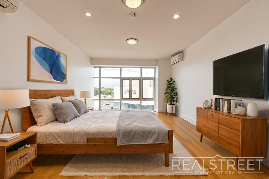 Building Photo - LUXURY LOFT in Queens!