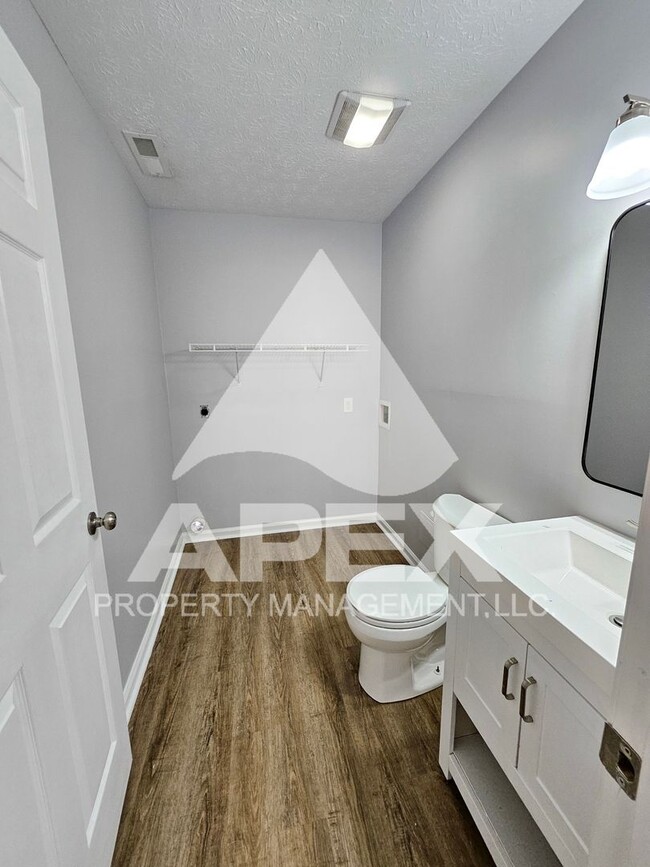 Building Photo - **MOVE-IN SPECIAL** 1/2 off 1st month! Bea...