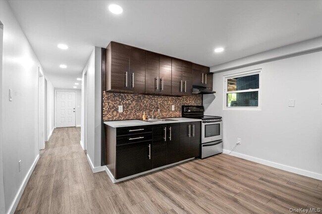 Building Photo - 570 Conklin St