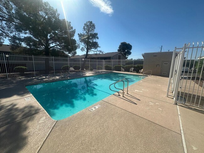Building Photo - 100 S Crestline Dr