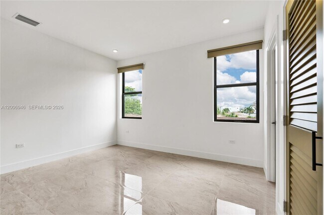 Building Photo - 2887 SW 33rd Ave