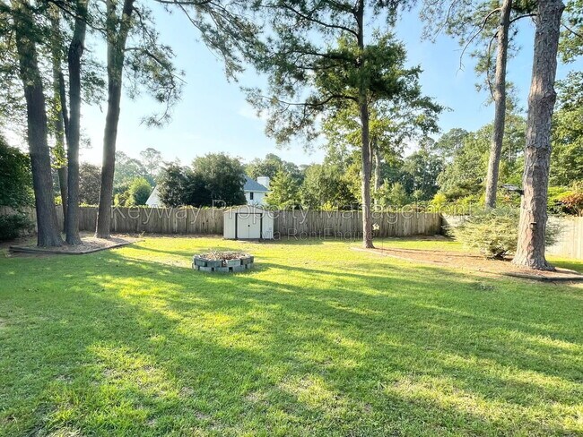 Building Photo - 642 Clinton Way W