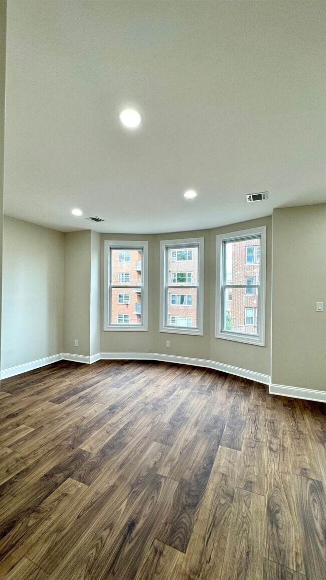 Building Photo - 118 Parkview Ave