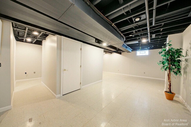 Building Photo - 3127 Dunwoodie Rd