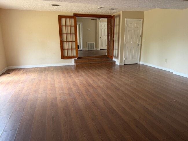 Building Photo - 3 bed 2 bath