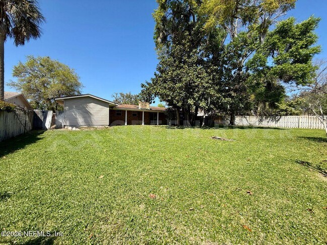 Building Photo - 2 Fairway Rd