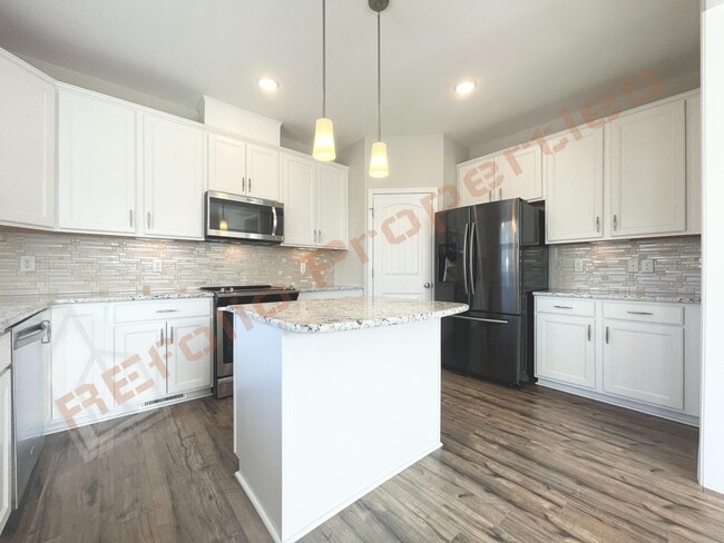 Building Photo - Beautiful End Unit 3 Story 3 bedroom, 3.5 bathroom Townhome with 2 Car-Garage in 540 Townes subdi...