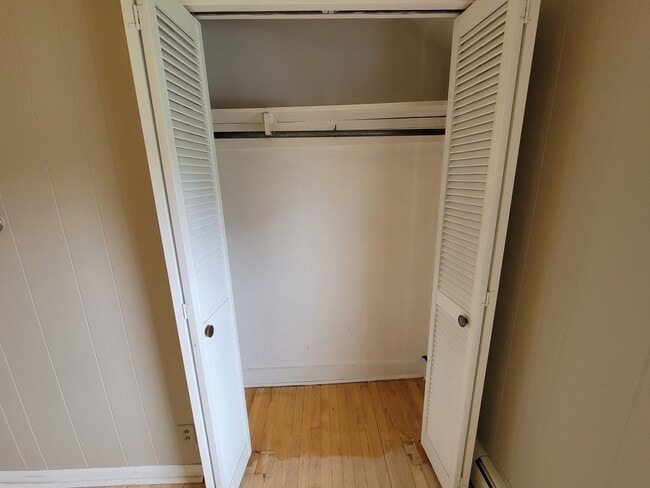 Building Photo - AVAILABLE JUNE - Charming 3 Bed, 1 Bath Home in East hillside!