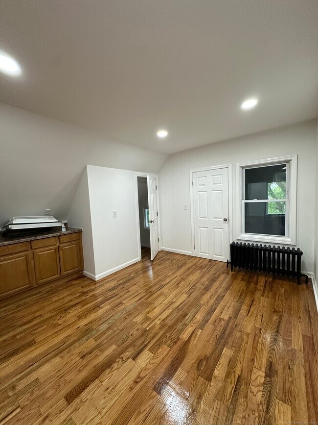 Building Photo - 483 Edgewood St