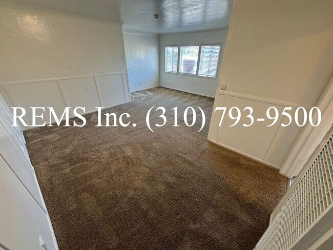 Building Photo - Refurbished Upstairs Apartment w/ Parking