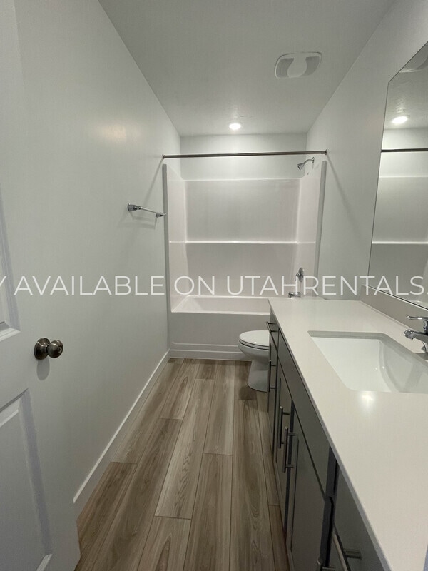 Building Photo - 1605 W Charmer Ln