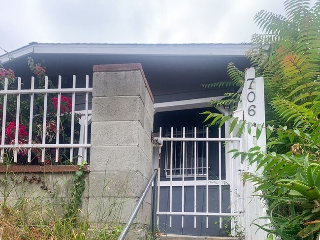 Building Photo - 1920s 2 Bedroom House With Porch And Views...