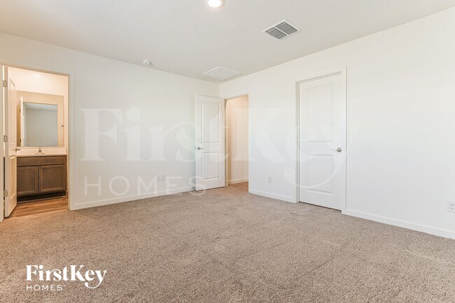 Building Photo - 1032 W 20th St