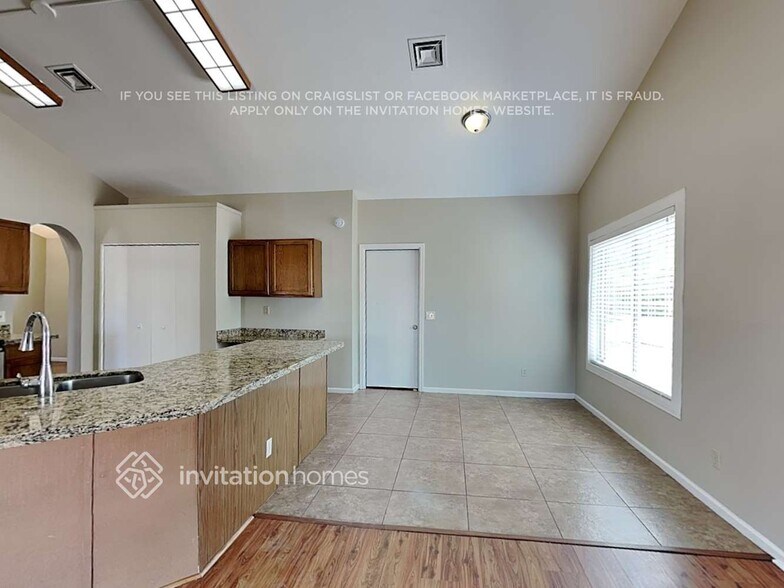 Building Photo - 668 E Manor Dr