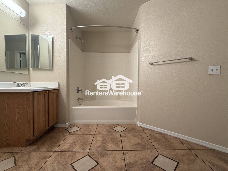 Building Photo - 2607 S 71st Dr