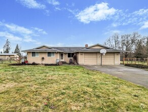 Building Photo - Spacious 3 bedroom 2.5 bathroom ranch styl...