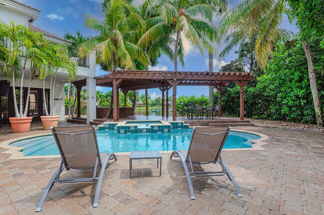 Building Photo - 10703 Versailles Blvd