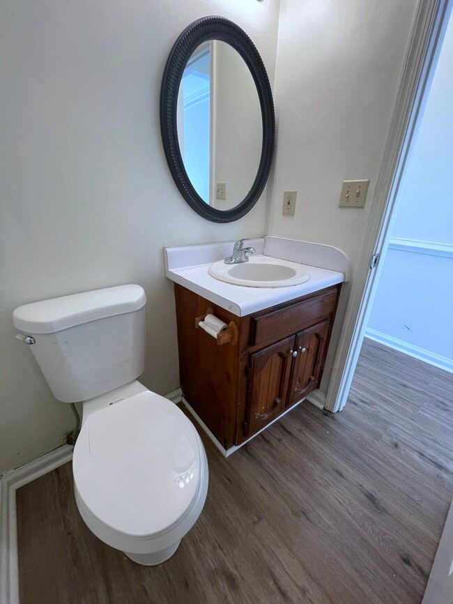 Building Photo - Charming 3-Bedroom, 1.5-Bathroom Townhome ...